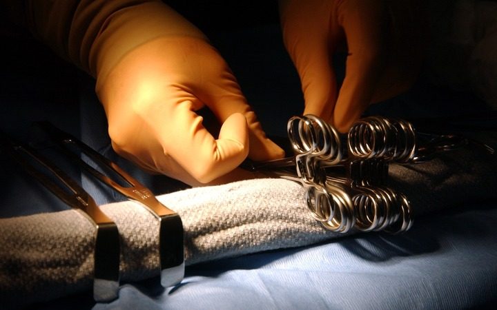 Хирурги проводят сложную операцию по восстановлению отсеченной кисти руки в Сергиево-Посадской больнице.