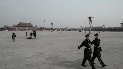 Сотрудники Народной вооружённой полиции маршируют на площади Тяньаньмэнь в Пекине, 10 марта 2024 года.