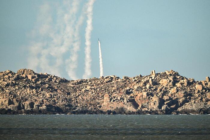 30 декабря 2025 года китайские военные запускают ракету в воздух во время военных учений на острове Пинтань, расположенном через Тайваньский пролив от Тайваня, в восточной китайской провинции Фуцзянь.