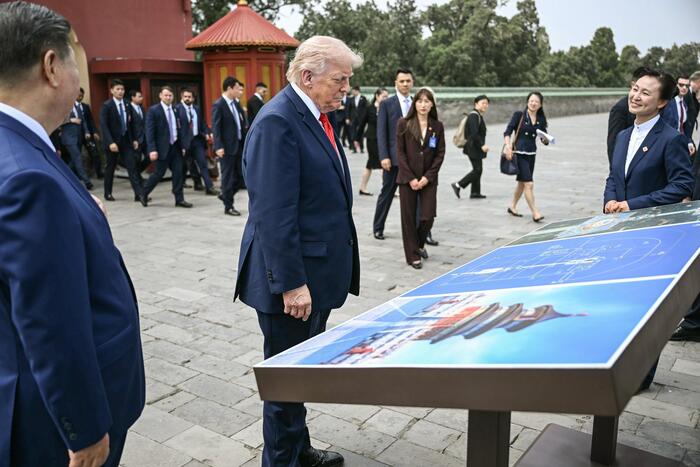 Председатель КНР Си Цзиньпин и президент США Дональд Трамп посещают Храм Неба в Пекине 14 мая 2026 года.