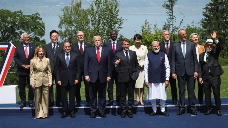 Иран и Украина доминировали в первый день саммита G7 во Франции Дональд Трамп с Эммануэлем Макроном и другими мировыми лидерами на саммите «Большой семёрки» во Франции 16 июня 2026 года.