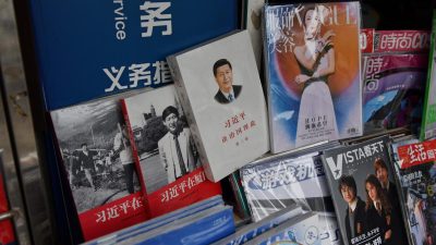 Книги о китайском лидере Си Цзиньпине в продаже в газетном киоске в Пекине, 19 августа 2020 года.