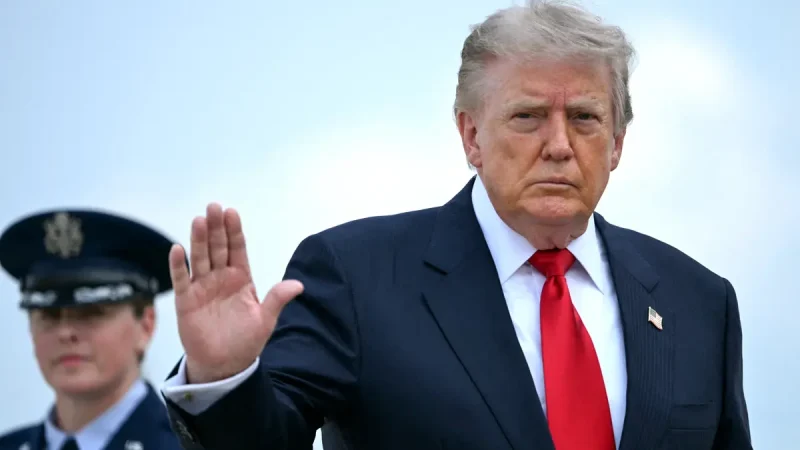 Трамп машет рукой, поднимаясь на борт президентского самолёта на объединённой базе Эндрюс, штат Мэриленд, 27 июля 2026 года.