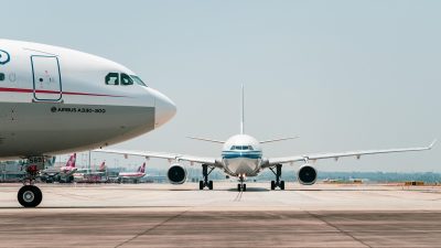 Пассажирский самолёт на фоне Первый рейс Маскат — Сочи авиакомпании Oman Air.