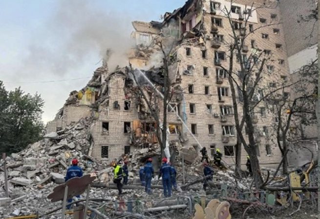 Разрушенный многоэтажный жилой дом в Киеве