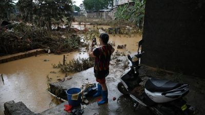 Из-за рекордных наводнений жители Гуанси остались без еды, воды и электричества