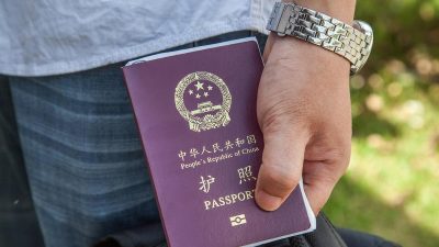 У медицинских работников в Китае конфискуют паспорта и запрещают выезд за границу