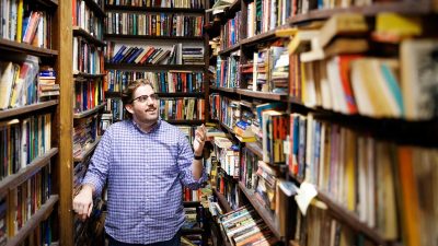 Зачем разработчики ИИ уничтожают миллионы книг?
