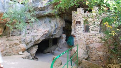 В Крыму ищут четырёх туристов, заблокированных водой в Красной пещере