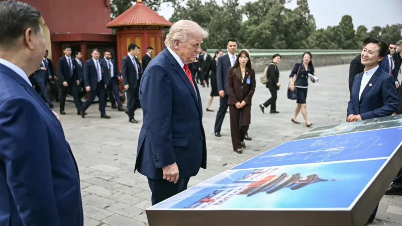 Председатель КНР Си Цзиньпин и президент США Дональд Трамп посещают Храм Неба в Пекине 14 мая 2026 года.