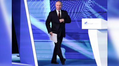 Президент России Владимир Путин выступает на встрече с экспертами по внешней политике в дискуссионном клубе «Валдай» на черноморском курорте Сочи, Россия, 7 ноября 2024 г.
