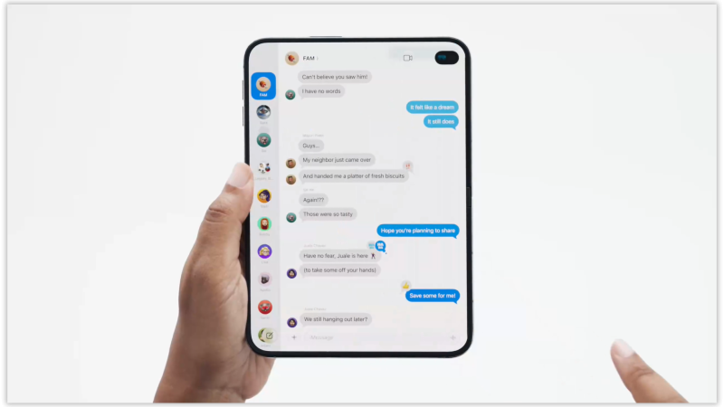 Раскрытый iPhone Duo с интерфейсом сообщений iMessage