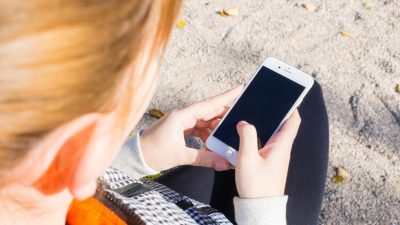 По единому бесплатному номеру 8-800-707-02-01 могут звонить школьники, родители и учителя.