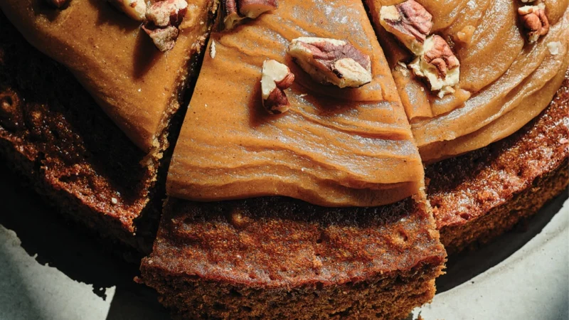 Медовый пирог с яблочно-масляной глазурью Кусочек медового пирога с яблочной глазурью и орехами пекан