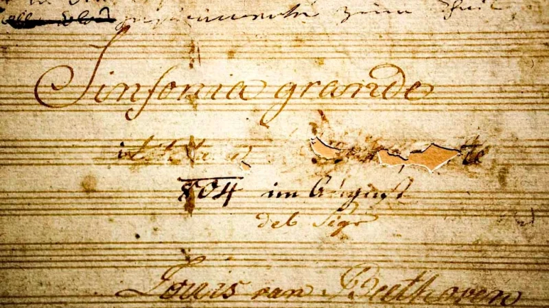 Титульный лист рукописи Третьей симфонии Бетховена со следами исправлений