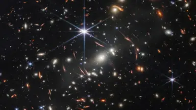 Первое полноцветное изображение, полученное с помощью космического телескопа Джеймса Уэбба НАСА, показывает скопление галактик SMACS 0723, известное как «Первое глубокое поле Уэбба», в виде композитного изображения, созданного из снимков, полученных с помощью ближнеинфракрасной камеры на разных длинах волн и опубликованного 11 июля 2022 года. НАСА, ЕКА, КСА, STScI, группа Webb ERO Production Team/Предоставлено агентством Reuters