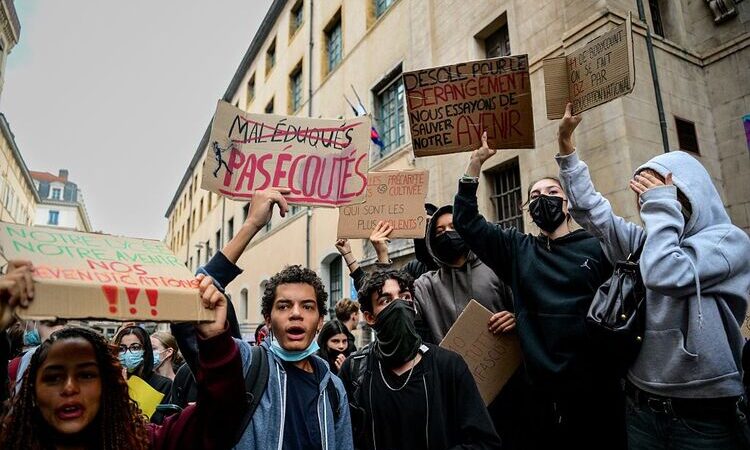 Школьные протесты во Франции вышли из-под контроля властей